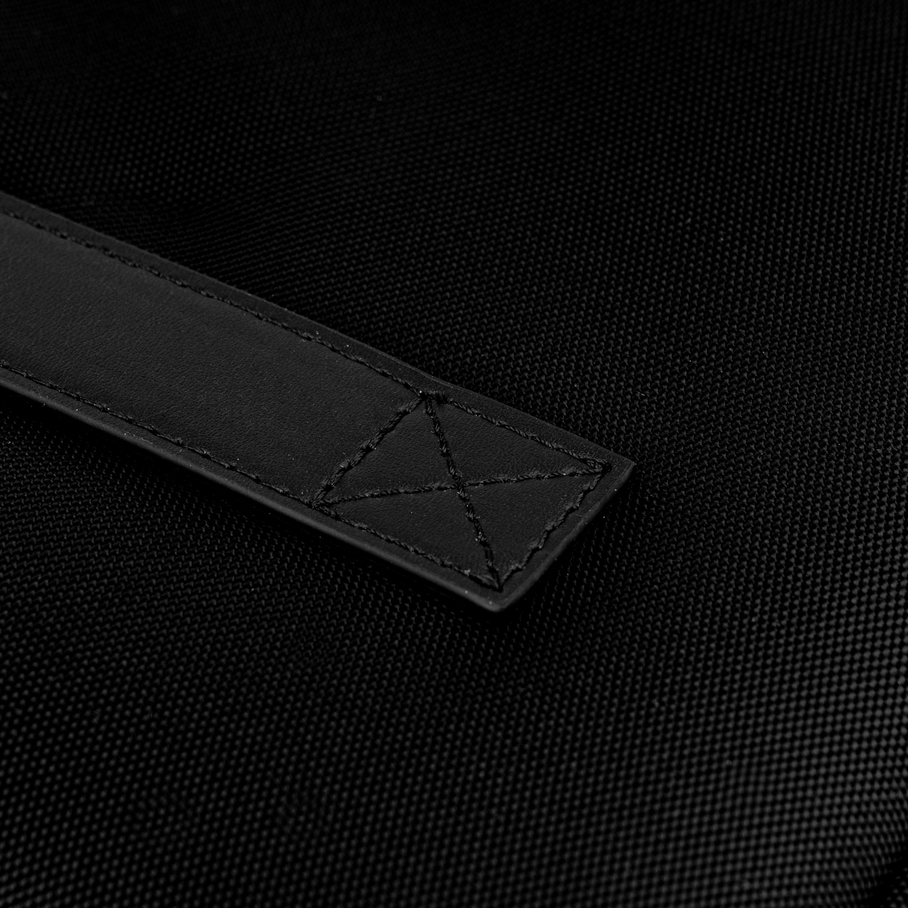 black - تفاصيل خامات جلد حقيبة لابتوب سوداء
