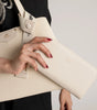 Beige - موديل تحمل شنطة كتف بيج للمشاوير اليومية