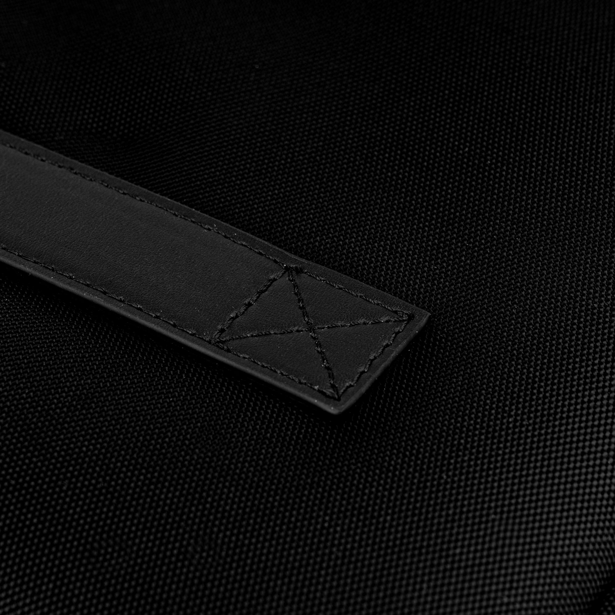 black - تفاصيل خامات جلد حقيبة لابتوب سوداء