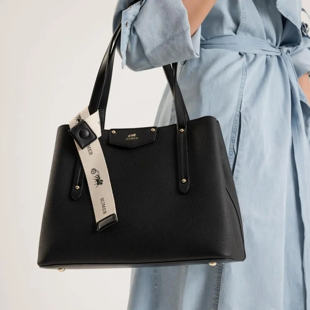 Black - موديل تحمل شنطة كتف سوداء أنيقة