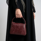 Wine Red - موديل تحمل شنطة نسائية عنابية فاخرة